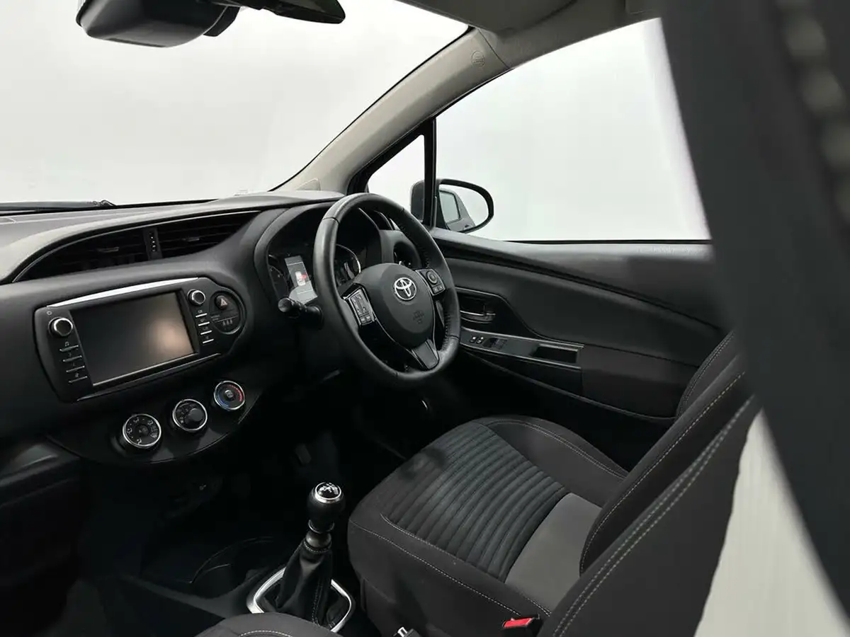 2017-toyota-yaris-15-vvt-i-design-panoramic-roof-1497cc-big-25