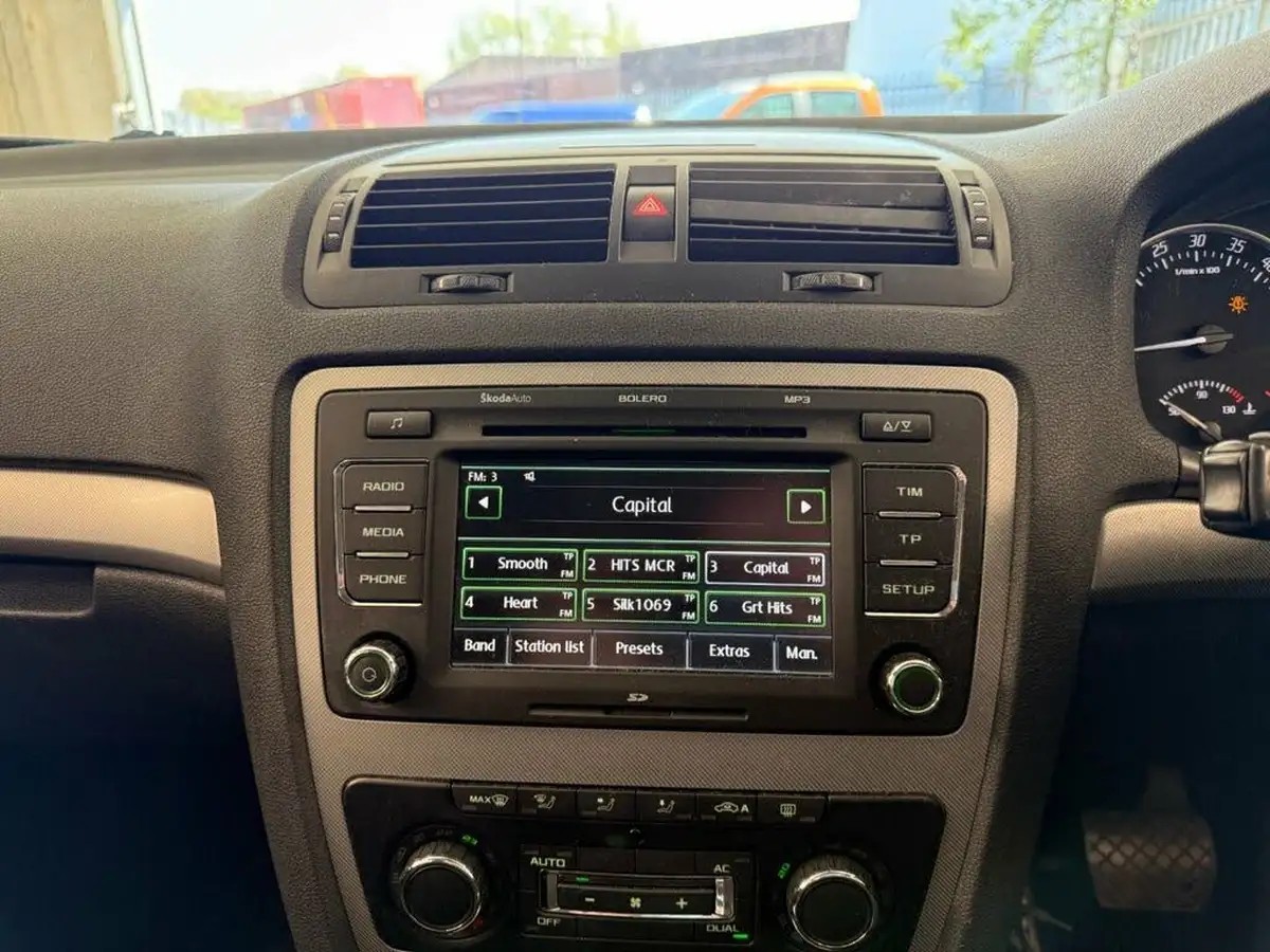 2010-skoda-octavia-20td-elegance-142ps-hatchback-dsg-big-21