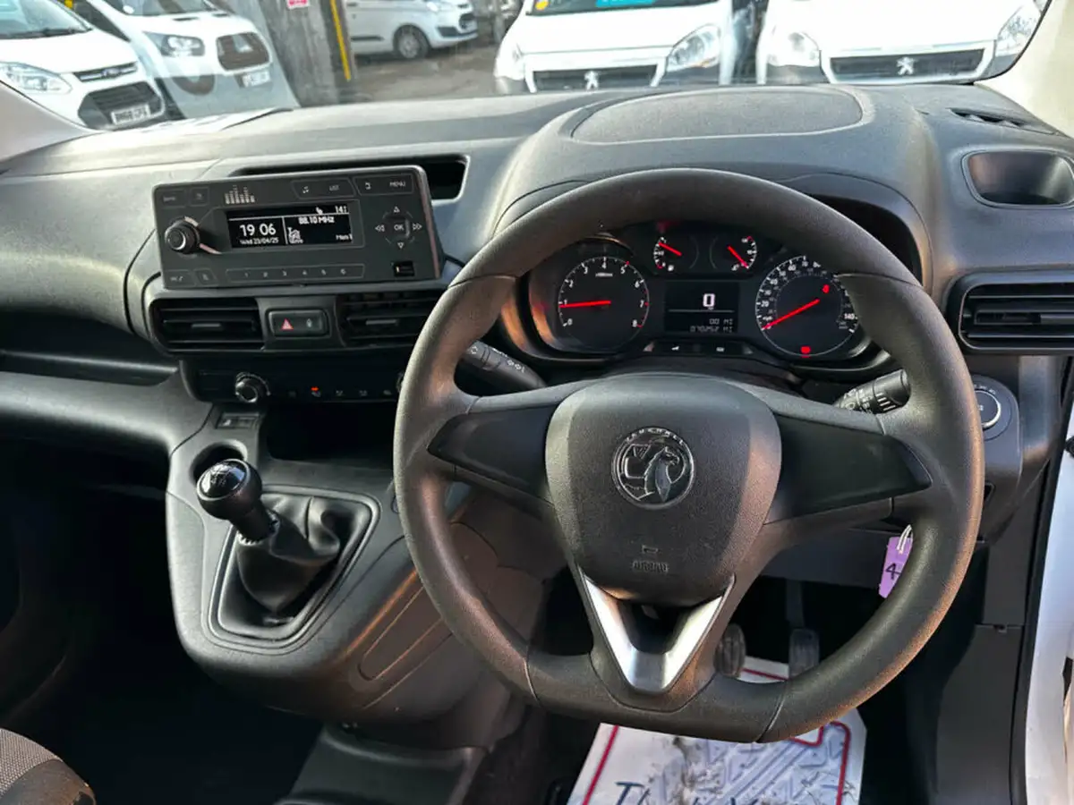 2019-vauxhall-combo-16cdti-edition-2300-100pseu6-l2h1-panel-big-14