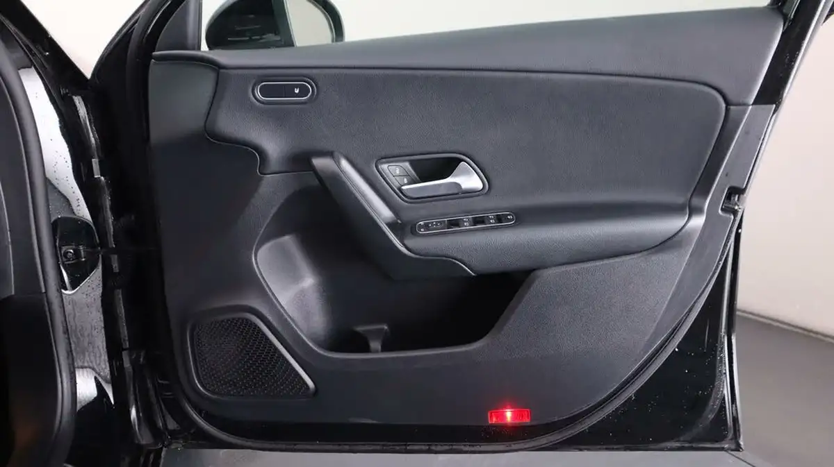 2021-mercedes-benz-a-class-13-a180-se-7g-dct-big-15