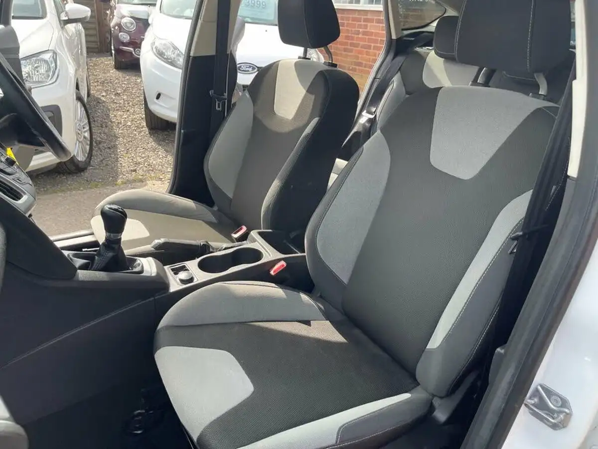 2012-ford-focus-16-zetec-ti-vct-125ps-hatchback-big-30