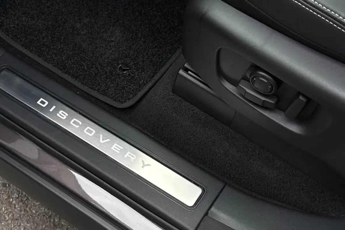 2023-land-rover-discovery-30-d300-dynamic-hse-big-38