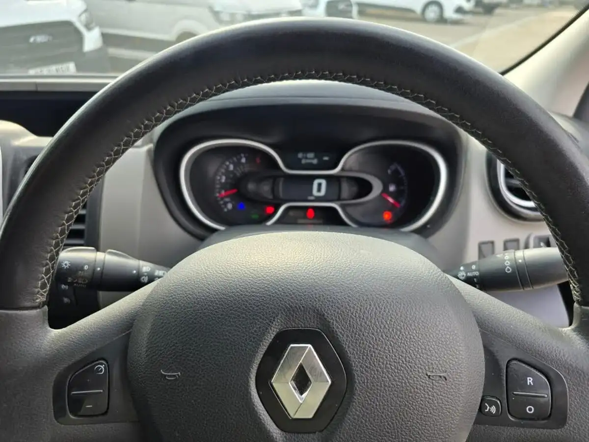 2017-renault-trafic-16dci-sl27-120-sport-nav-panel-big-13