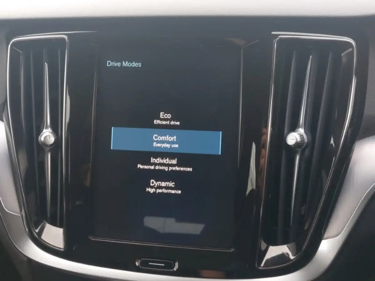 2019-volvo-v60-big-17