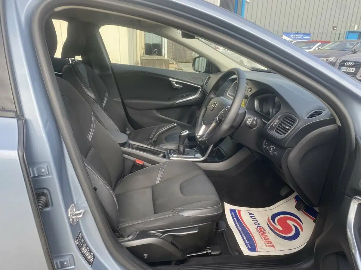 2019-volvo-v40-20-t2-momentum-edition-big-13