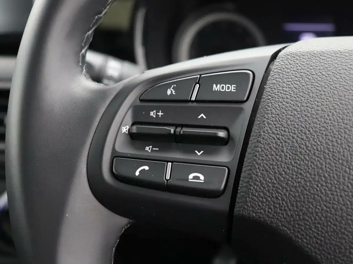 2022-hyundai-i10-12-se-connect-big-15