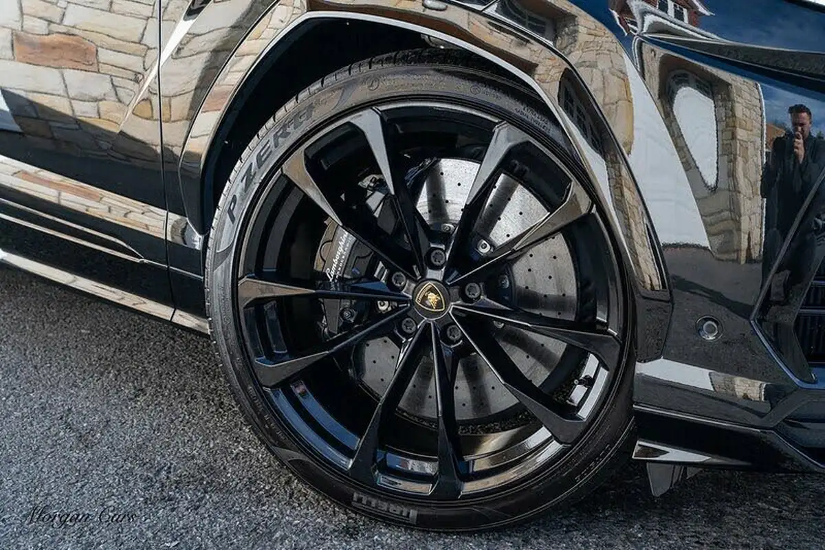 2021-lamborghini-urus-40-no-trim-big-24