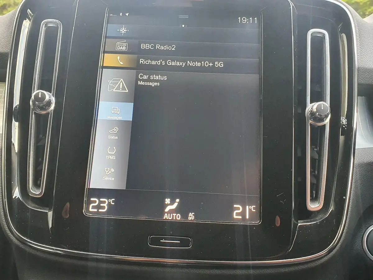 2019-volvo-xc40-20td-d3-momentum-big-18