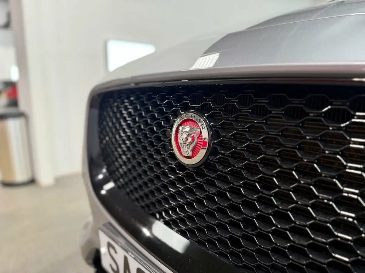 2019-jaguar-f-pace-20-i4d-chequered-flag-180ps-big-38