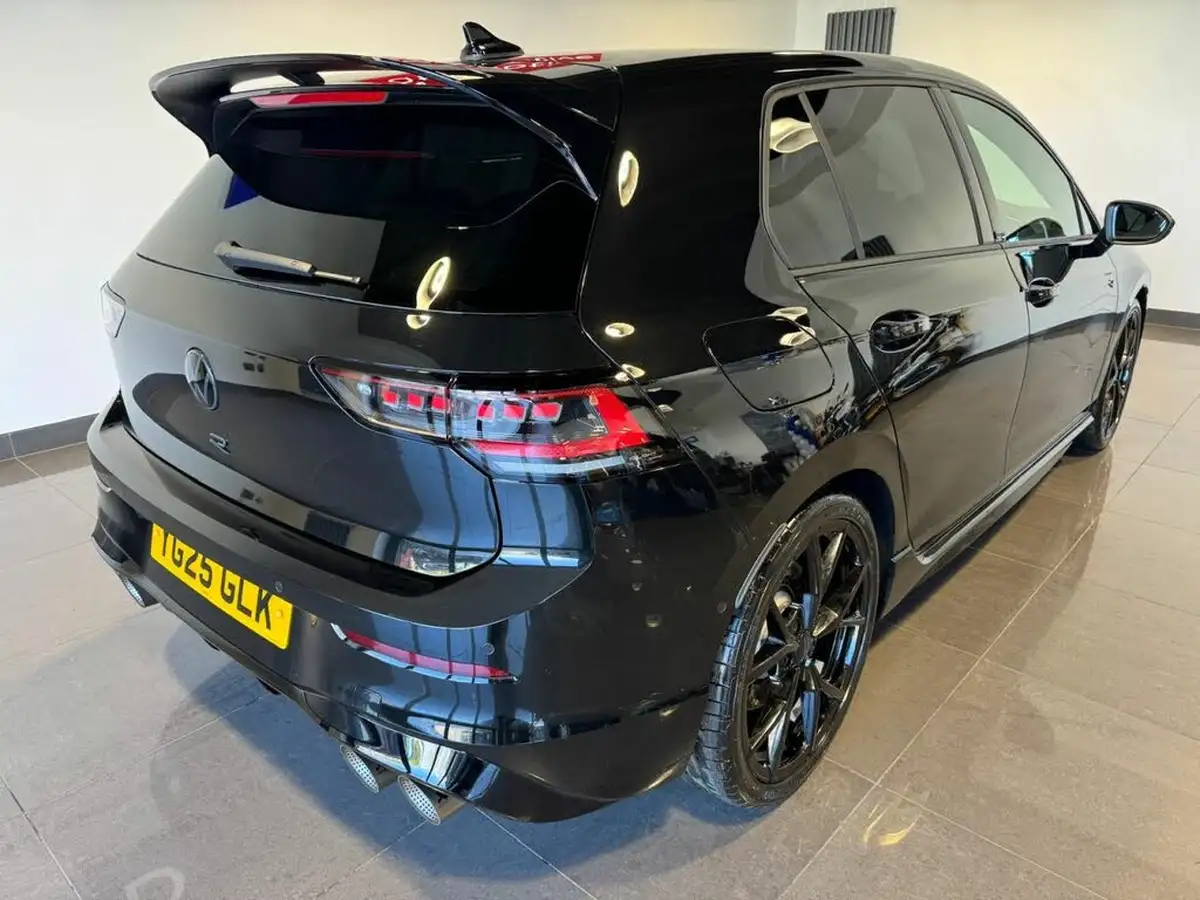 2025-volkswagen-golf-20-tsi-r-black-edition-big-4