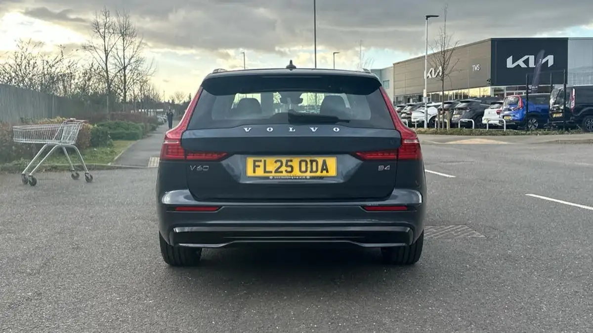 2025-volvo-v60-20-b4-plus-station-wagon-big-12
