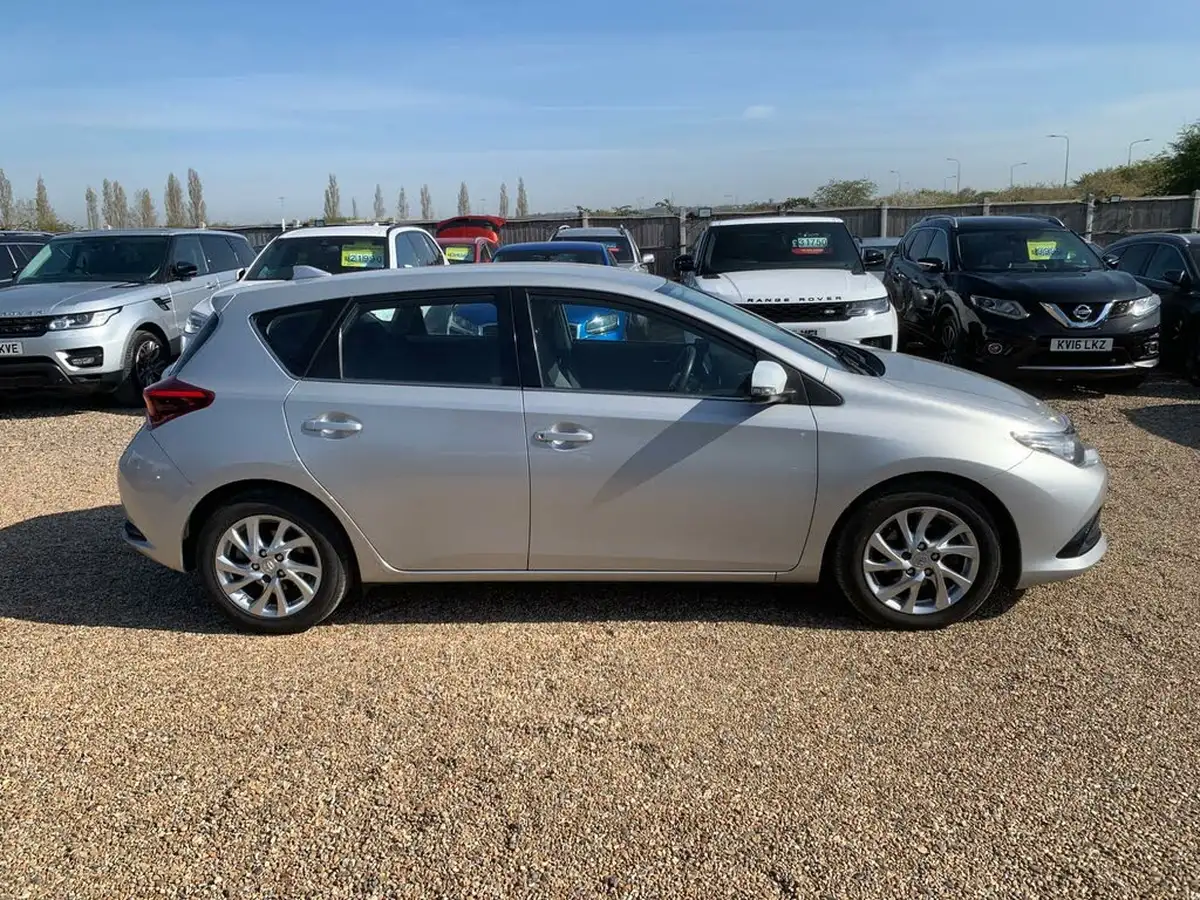 2016-toyota-auris-12-business-edition-hatchback-big-7