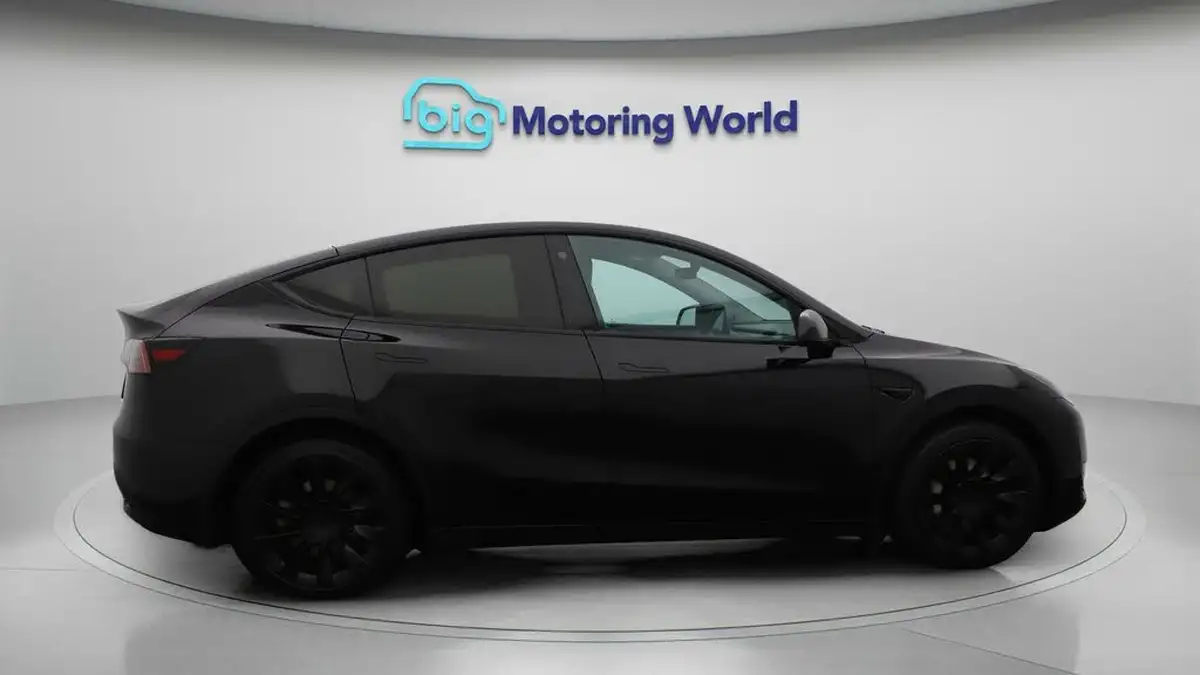 2022-tesla-model-y-e-long-range-big-8