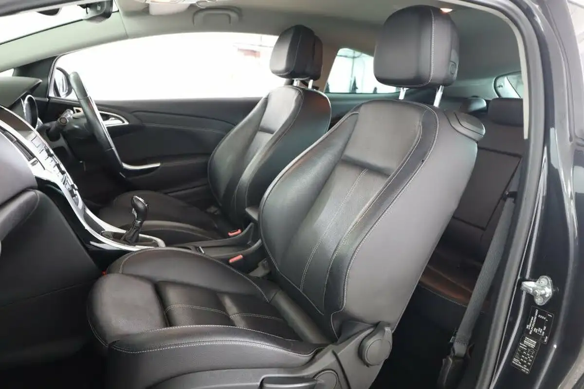 2012-vauxhall-astra-gtc-14-sri-140ps-ss-big-40