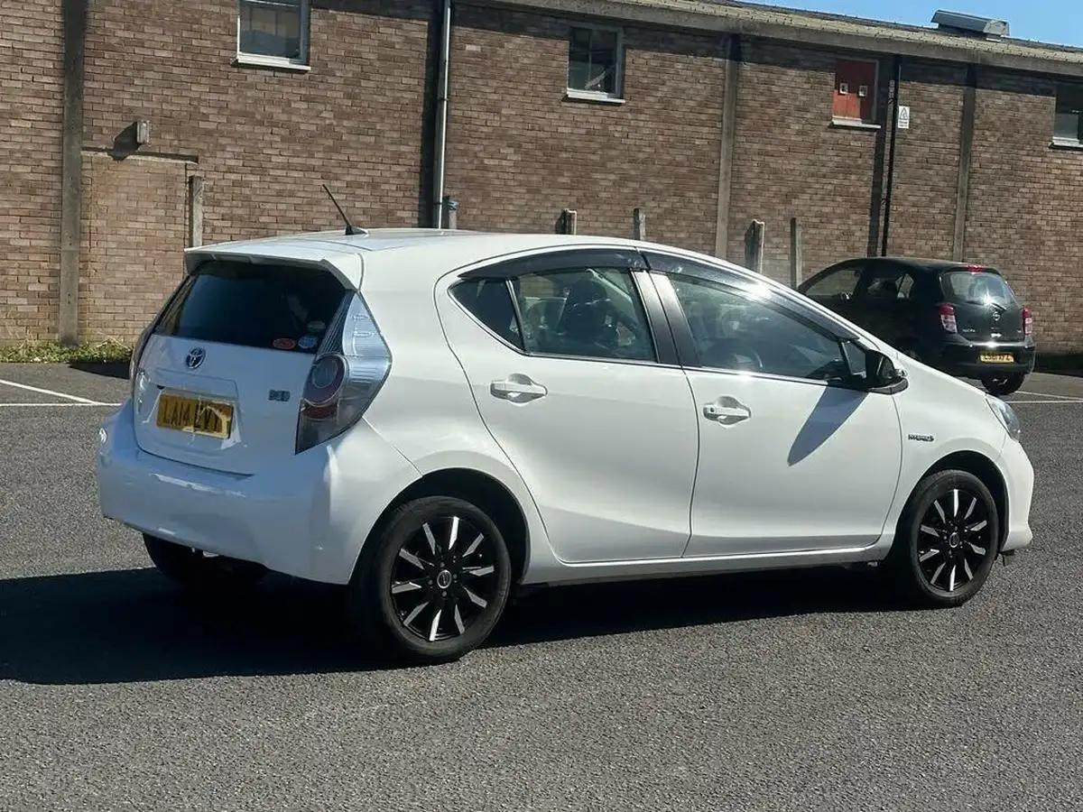 2014-toyota-yaris-big-4