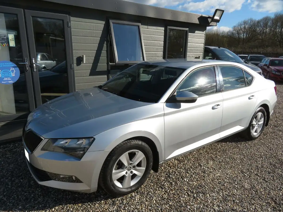 2017-skoda-superb-16tdi-s-hatchback-big-37