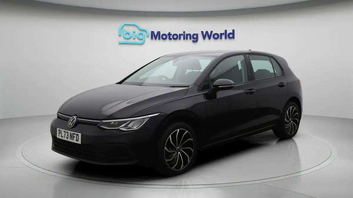 2024-volkswagen-golf-10-tsi-life-hatchback-big-3