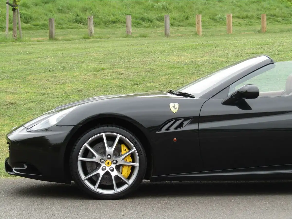 2010-ferrari-california-43-big-39