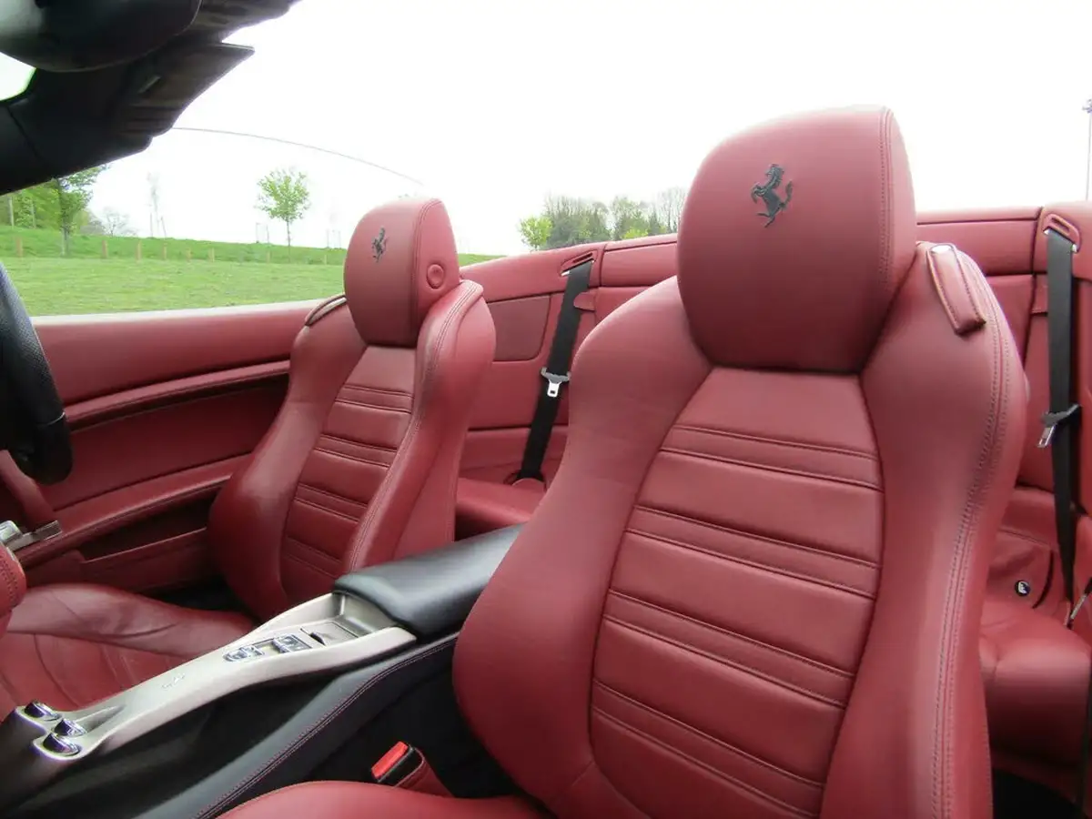 2010-ferrari-california-43-big-15