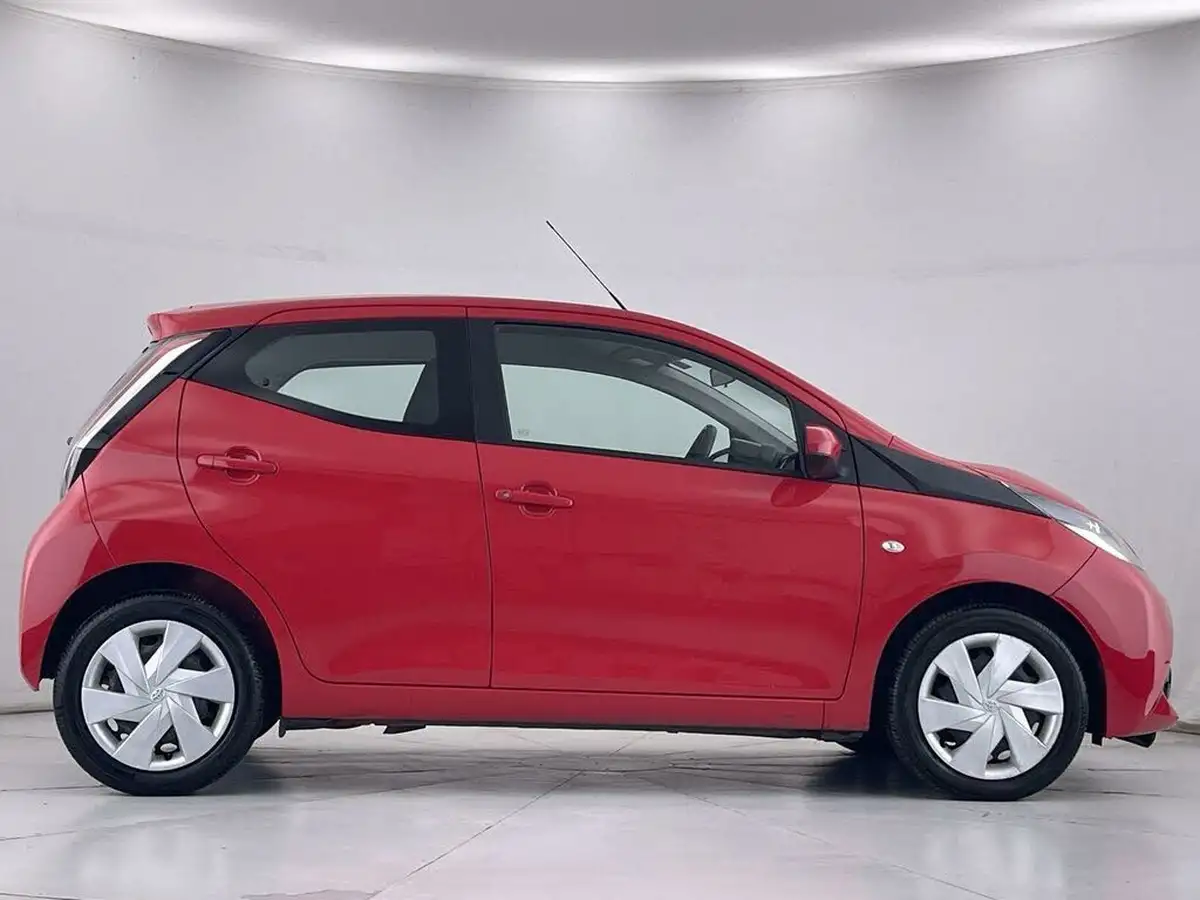 2017-toyota-aygo-10-vvt-i-x-play-71bhp-5d-big-9