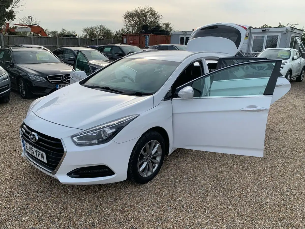 2016-hyundai-i40-17crdi-se-nav-141ps-estate-5d-big-45