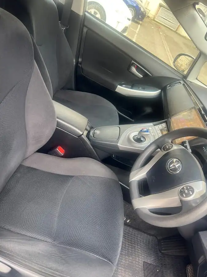 2015-toyota-prius-hybrid-big-15