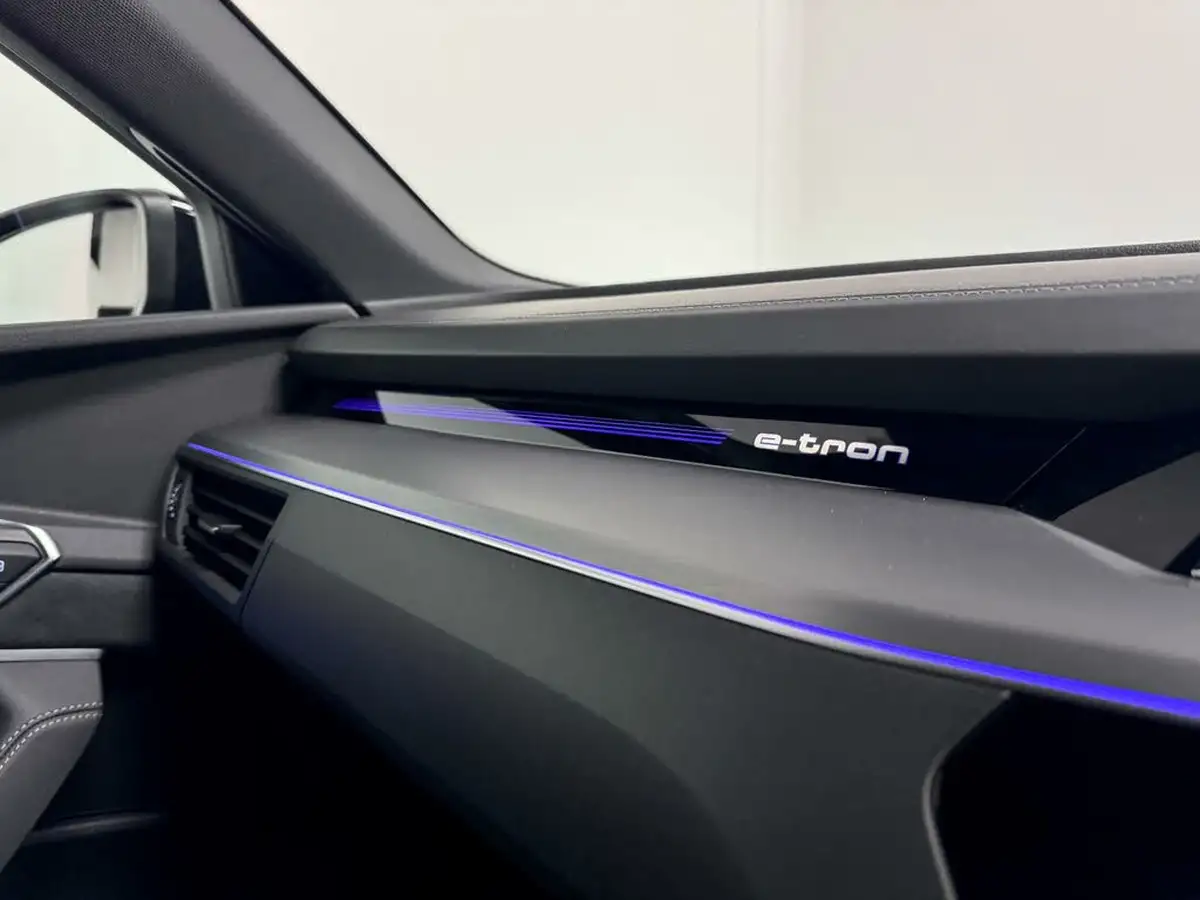 2022-audi-e-tron-50e-black-edition-station-wagon-big-28