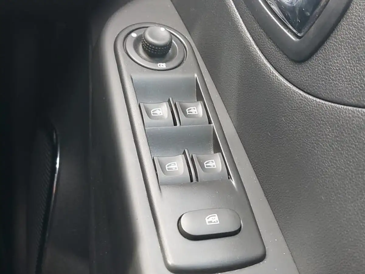 2017-renault-captur-09-tce-iconic-nav-big-18