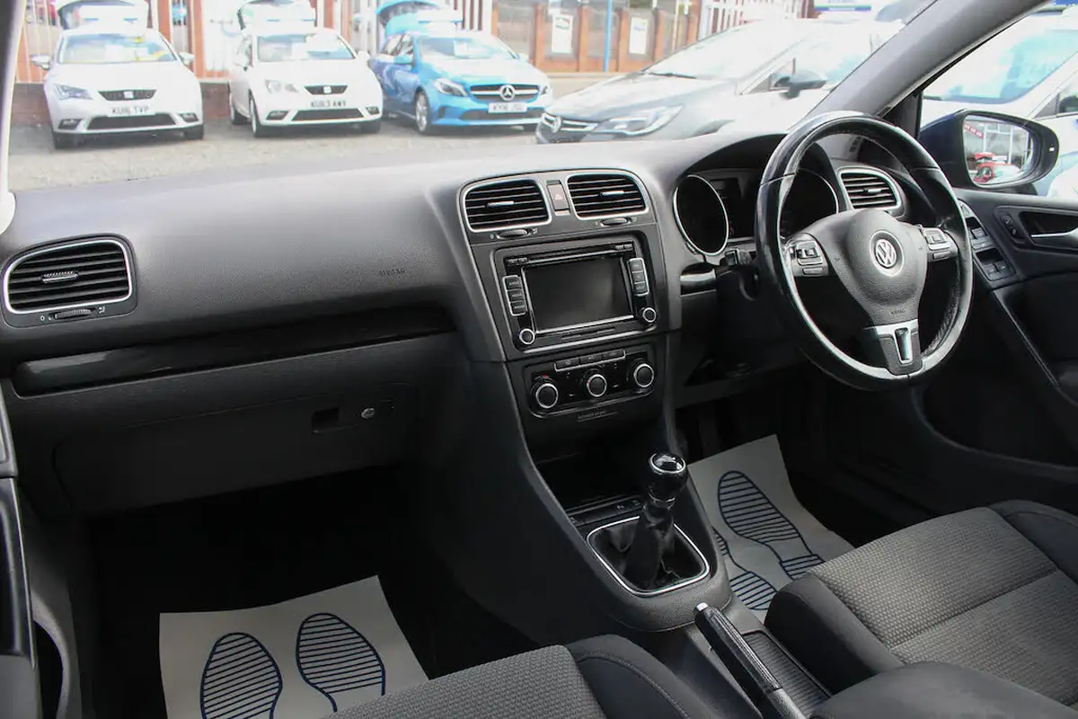 2012-volkswagen-golf-16td-blue-motion-match-5d-big-19