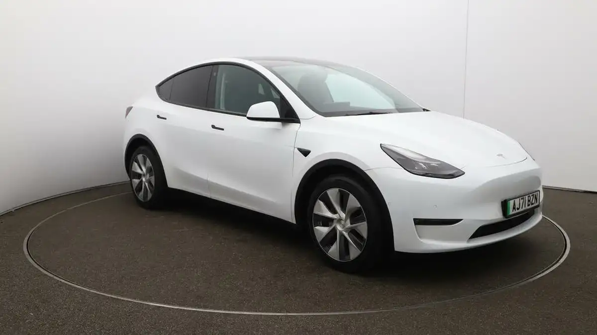 2022-tesla-model-y-e-long-range-big-35