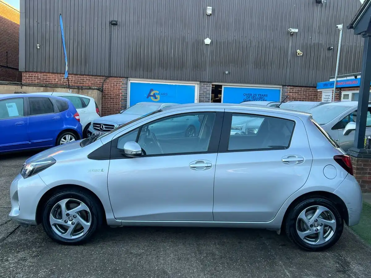 2015-toyota-yaris-15-vvt-i-icon-hybrid-big-37