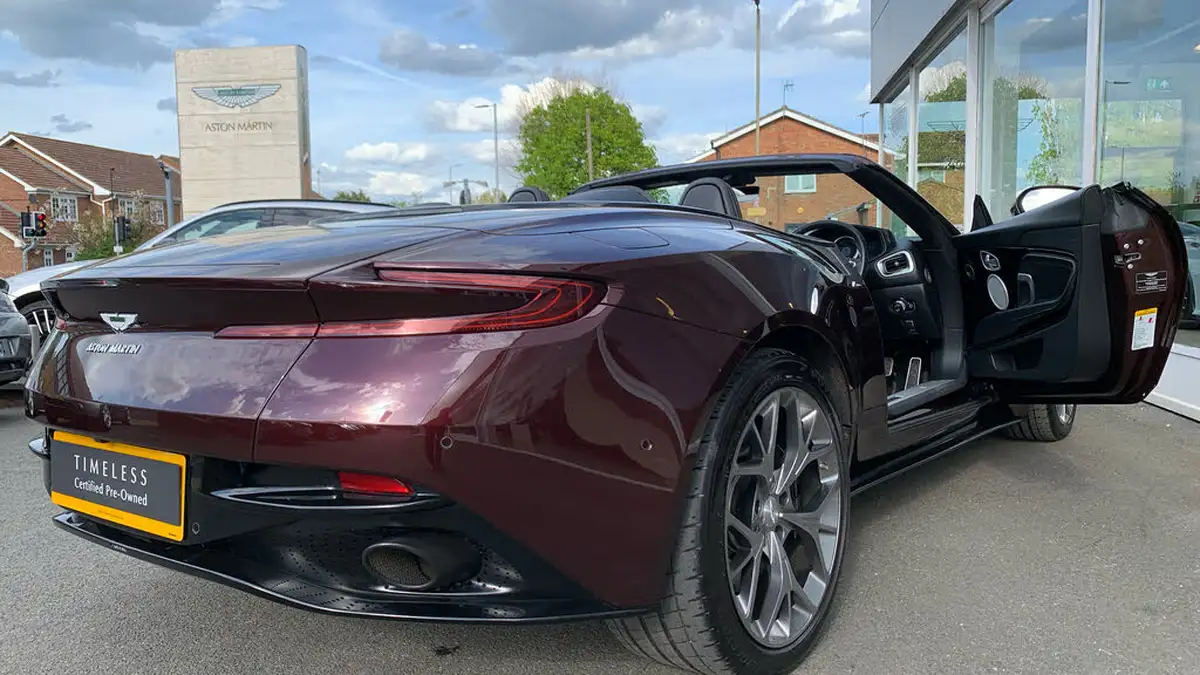2019-aston-martin-db11-40-v8-big-21