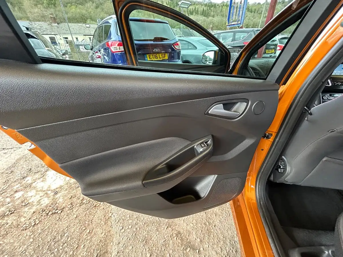 2018-ford-focus-10t-st-line-x-140ps-hatchback-big-32