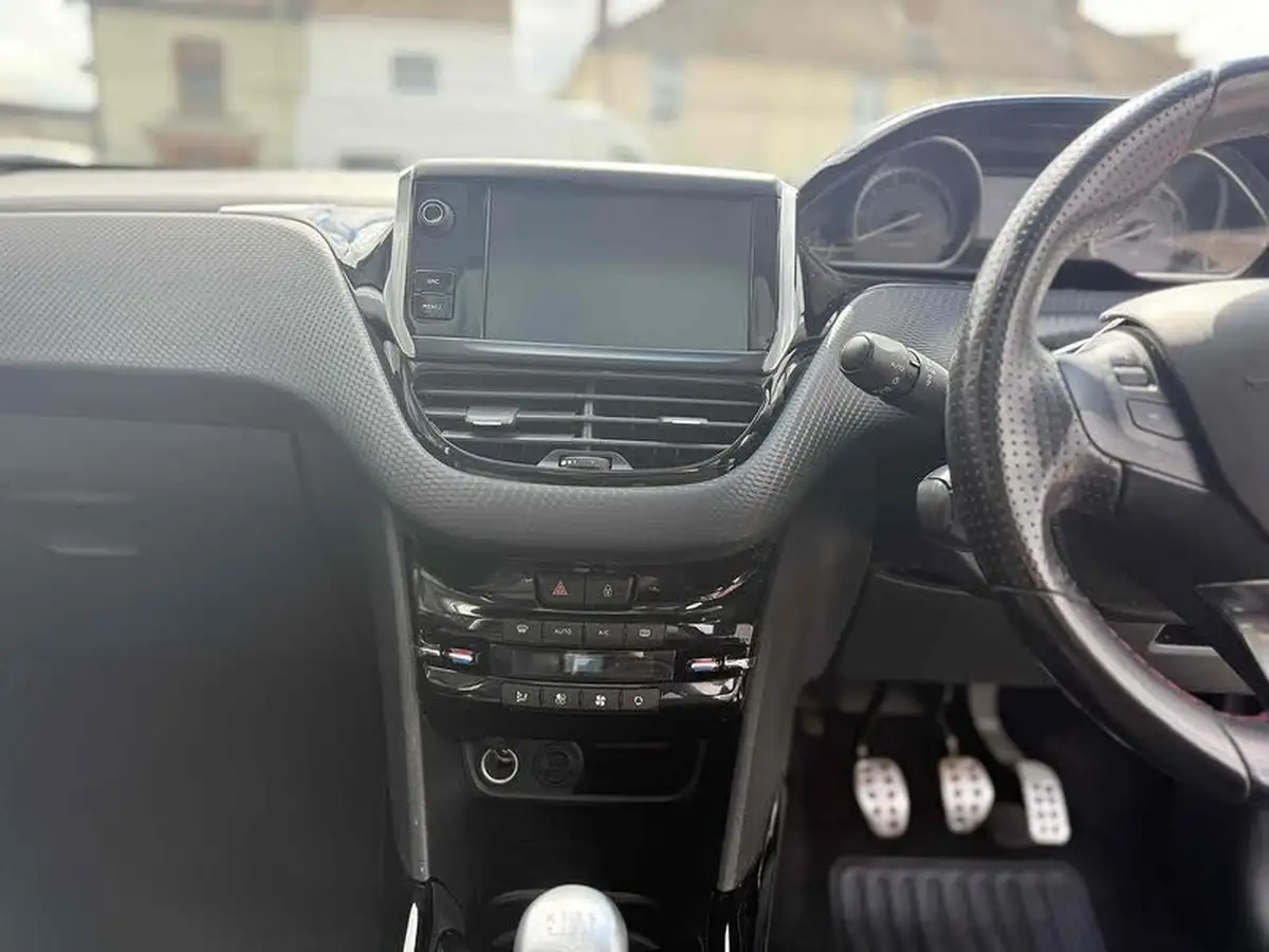 2018-peugeot-2008-suv-12-puretech-gt-line-130bhp-big-15