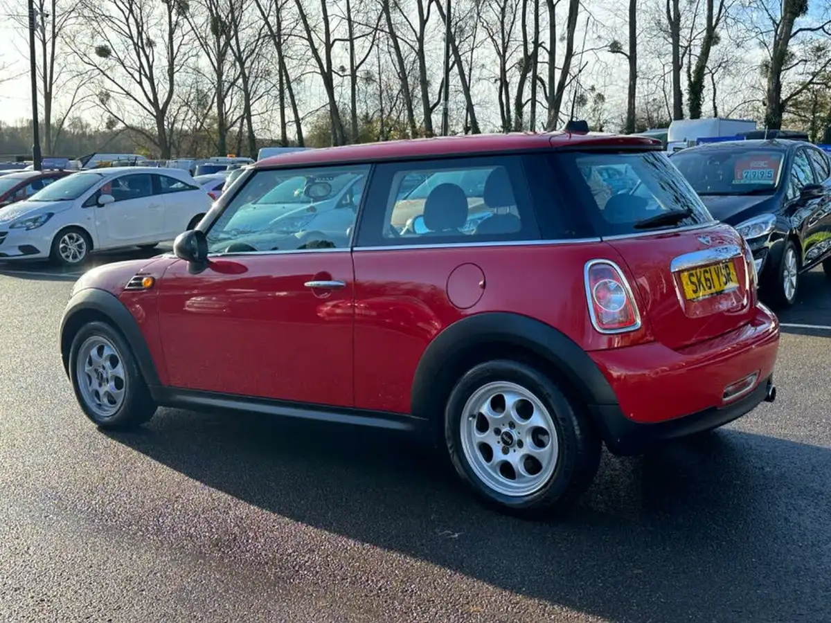 2011-mini-cooper-16-one-98bhp-hatchback-3d-big-6