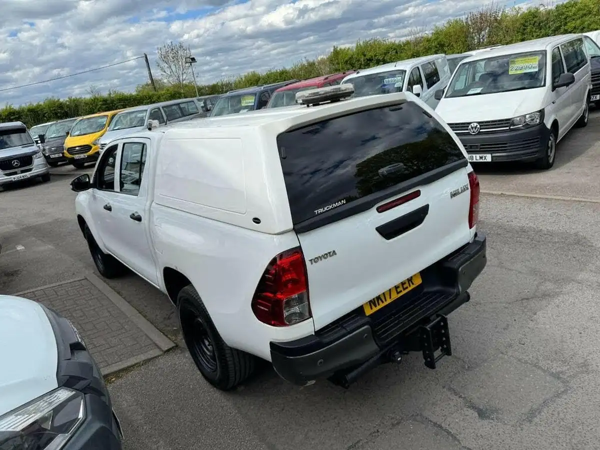 2017-toyota-hi-lux-24d-active-double-cab-pickup-big-17
