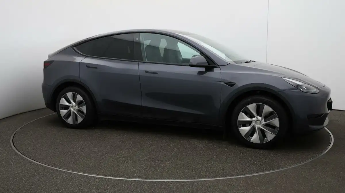 2023-tesla-model-y-e-rwd-big-37