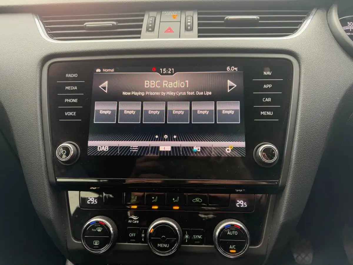 2019-skoda-octavia-16tdi-se-technology-estate-big-39