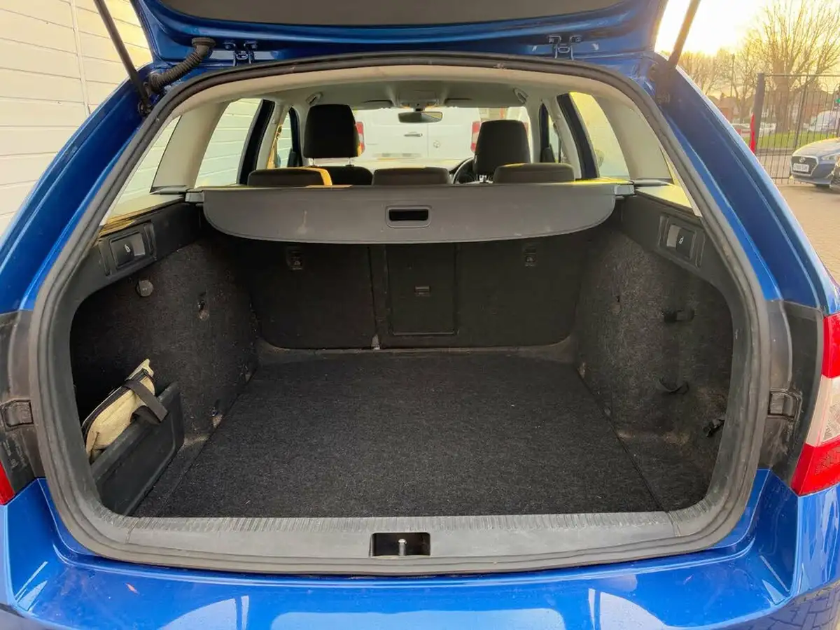 2019-skoda-octavia-16tdi-se-technology-estate-big-15