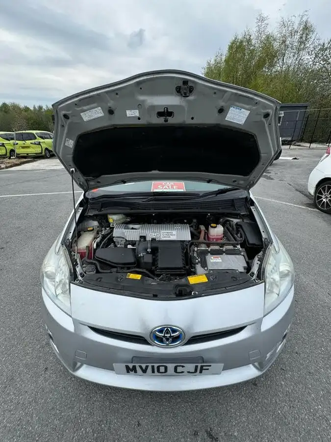 2010-toyota-prius-big-23