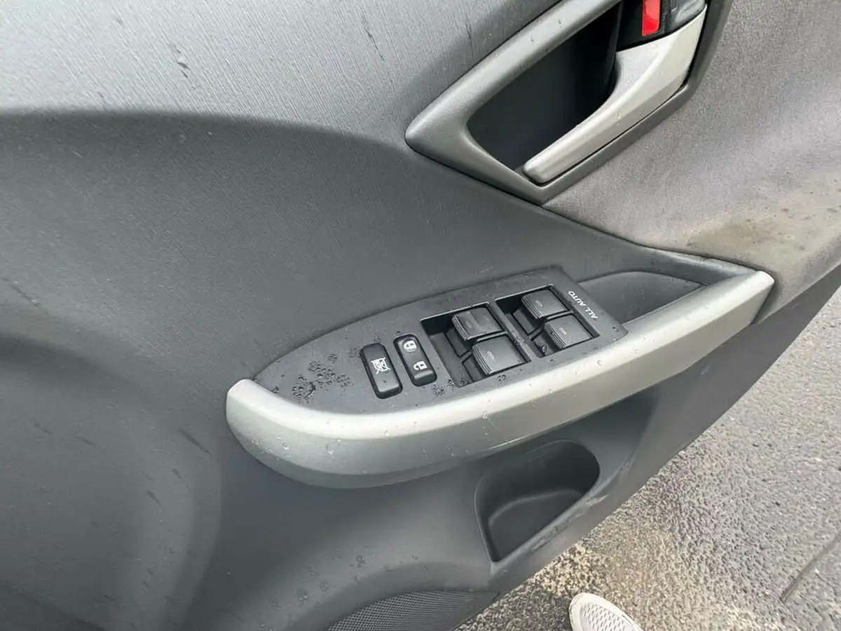 2010-toyota-prius-big-24