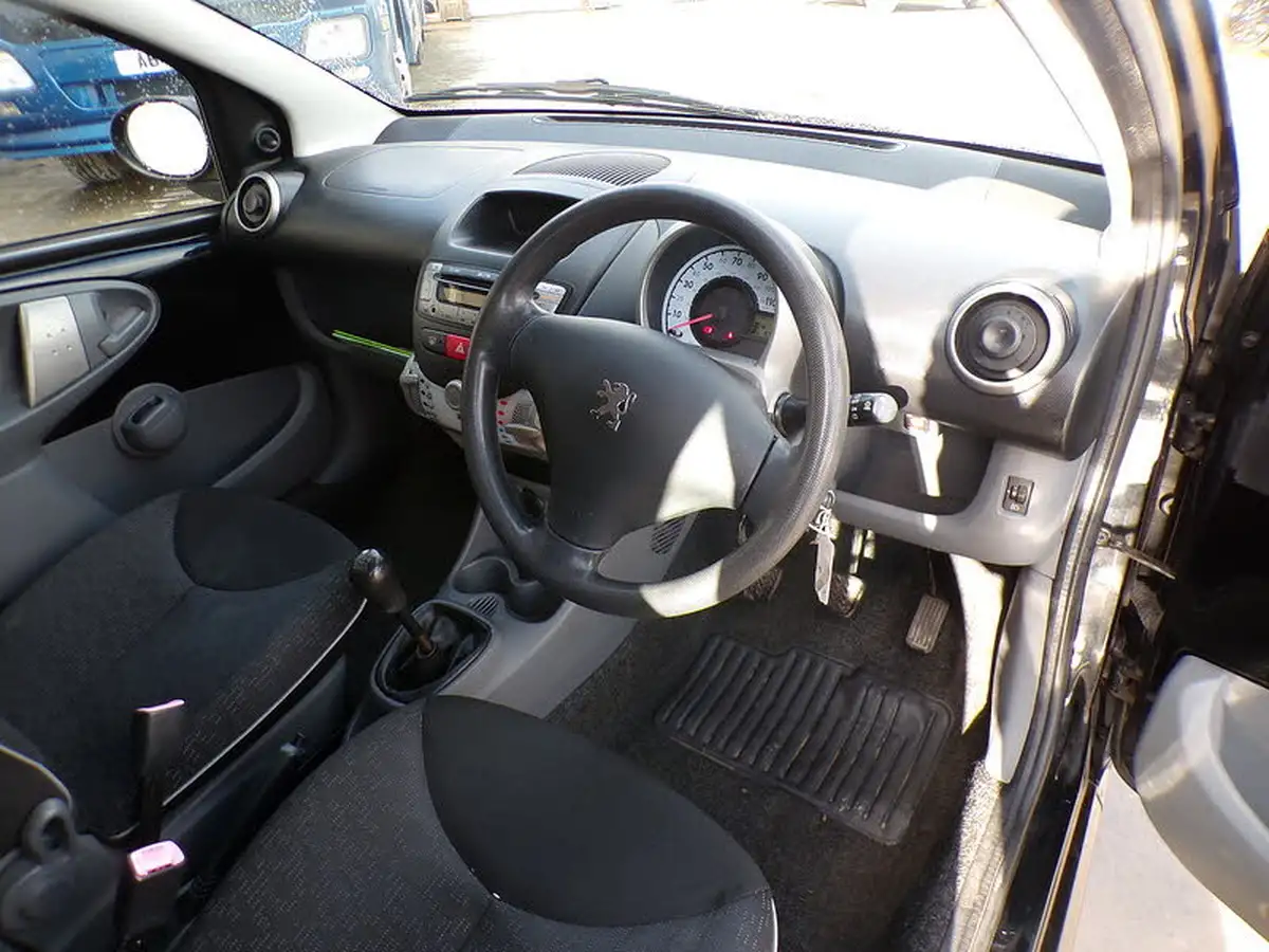 2009-peugeot-107-10-urban-12v-5d-big-13