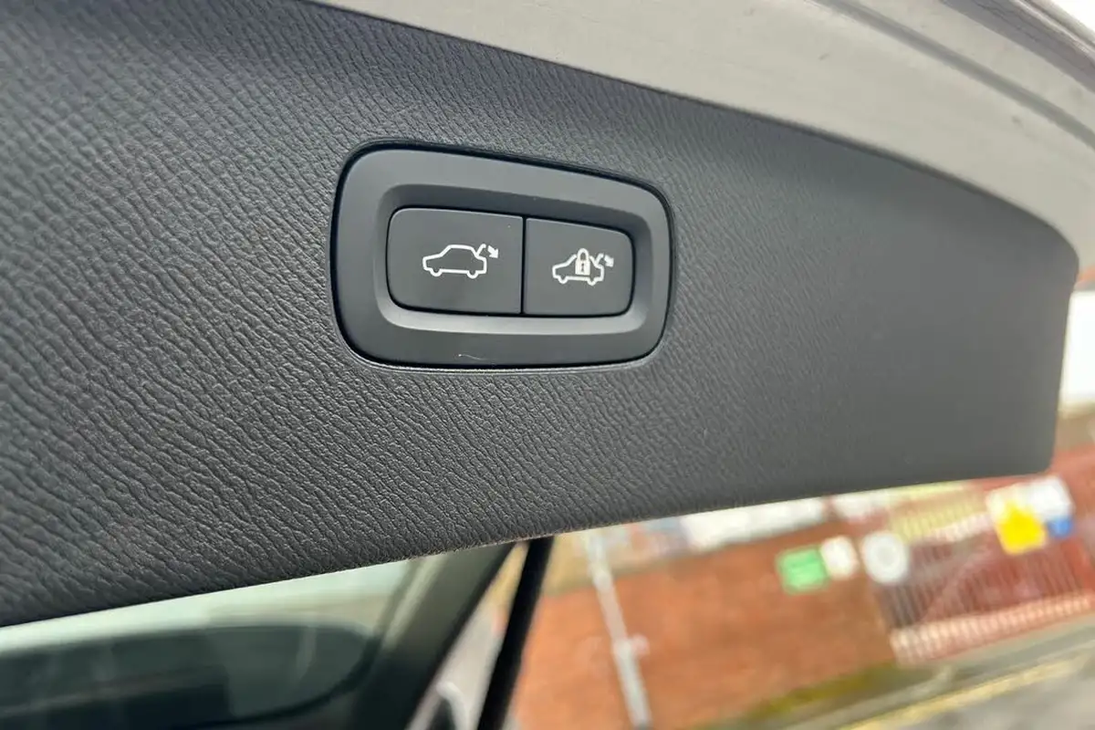 2024-volvo-xc90-20-t8-plus-big-25