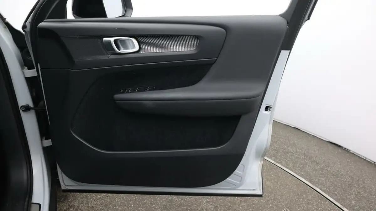 2020-volvo-xc40-20-b4-r-design-awd-big-15
