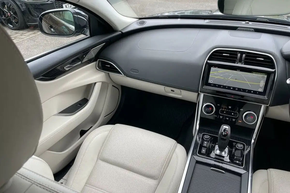 2020-jaguar-xe-20i-s-big-15