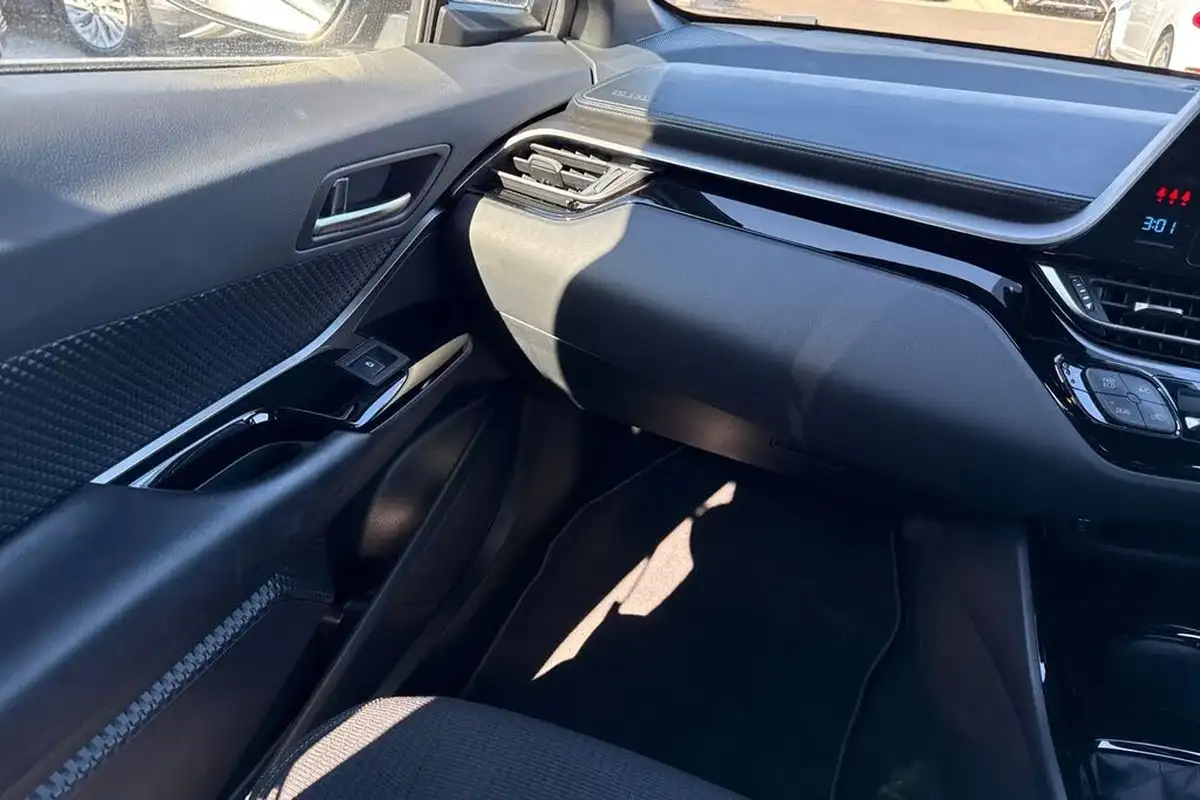 2018-toyota-c-hr-12-dynamic-big-18