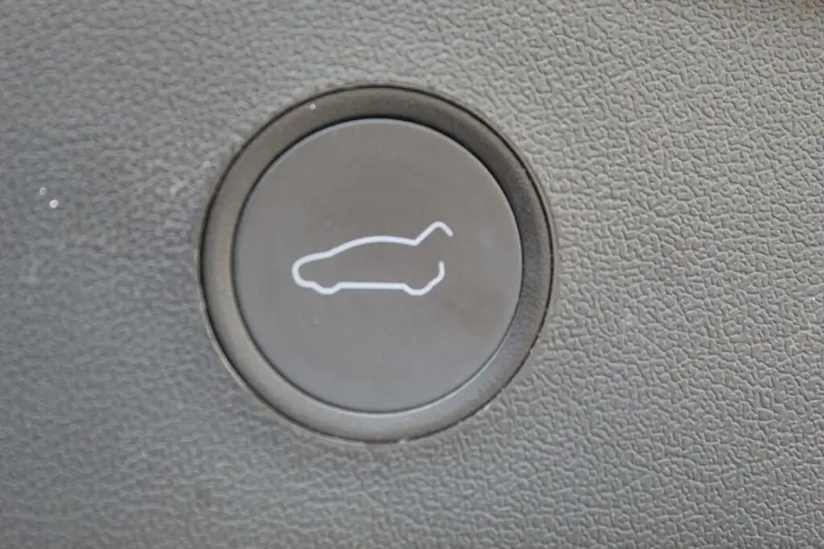 2020-tesla-model-3-e-long-range-big-11