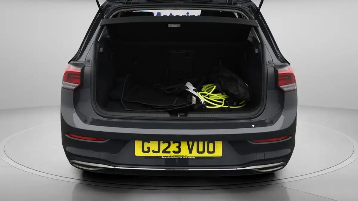2023-volkswagen-golf-14-tsi-ehybrid-style-big-17