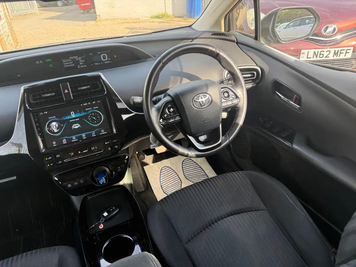 2019-toyota-prius-big-30