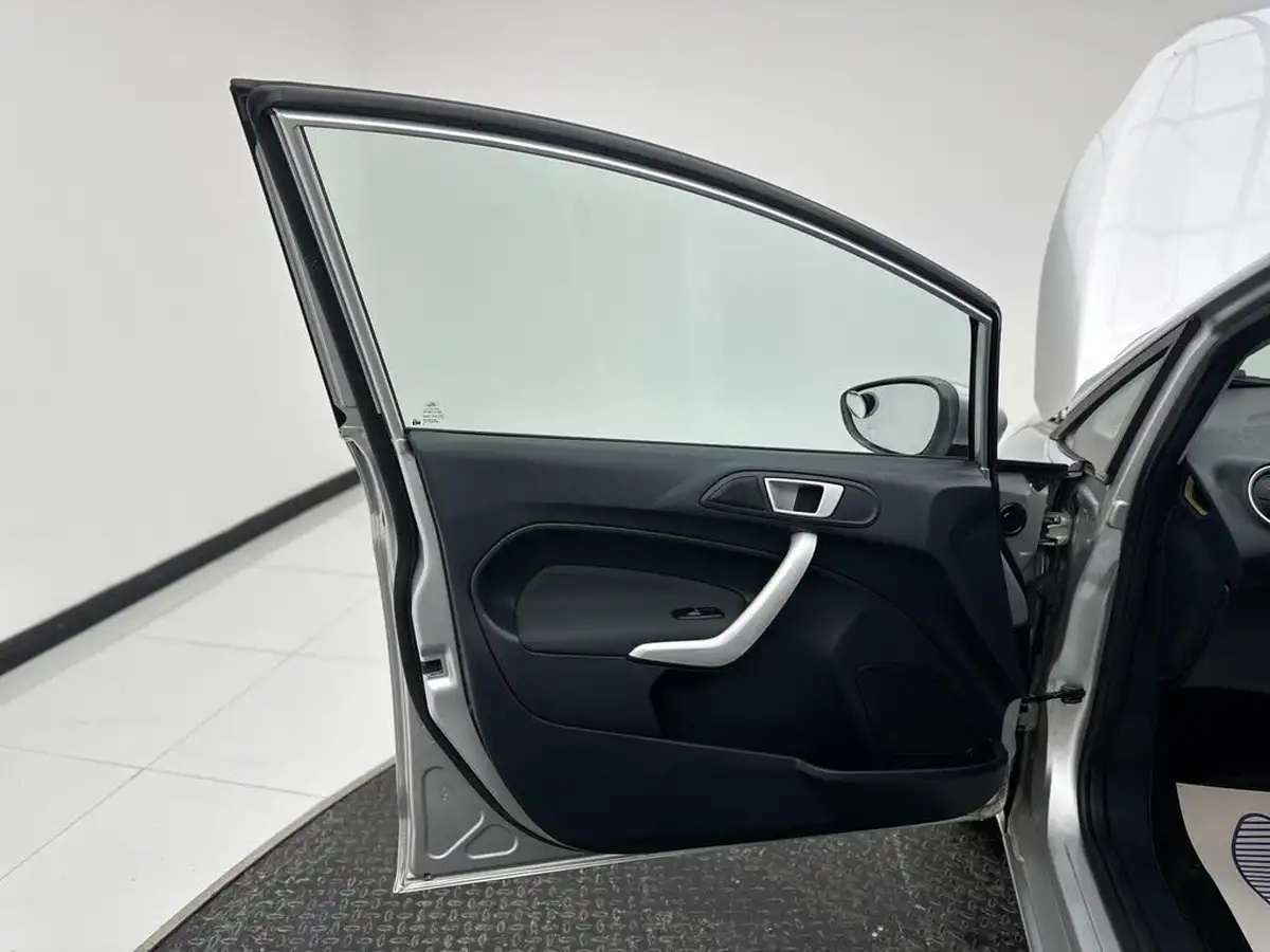 2012-ford-fiesta-125-zetec-5d-big-29